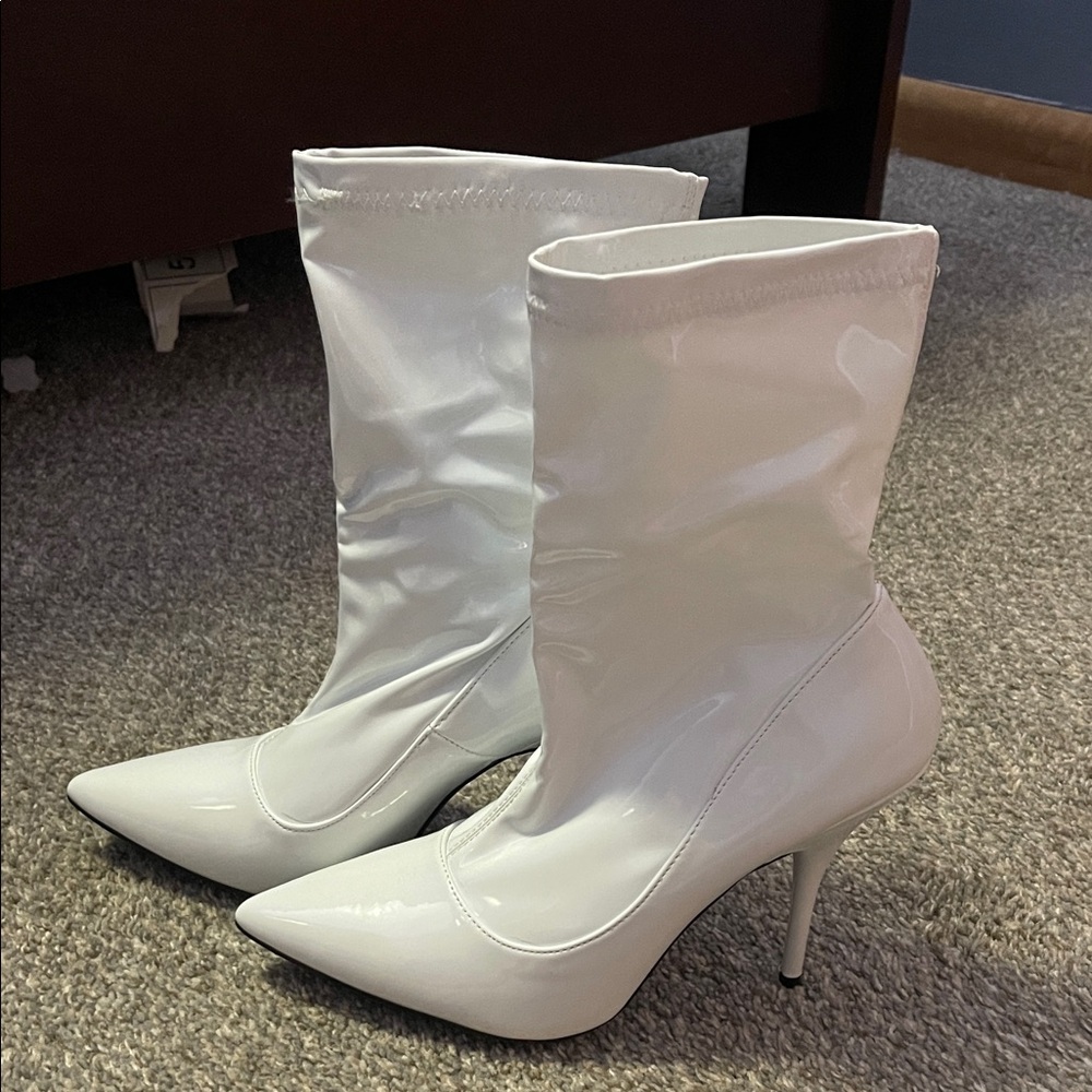 Elegant White Stiletto Boots